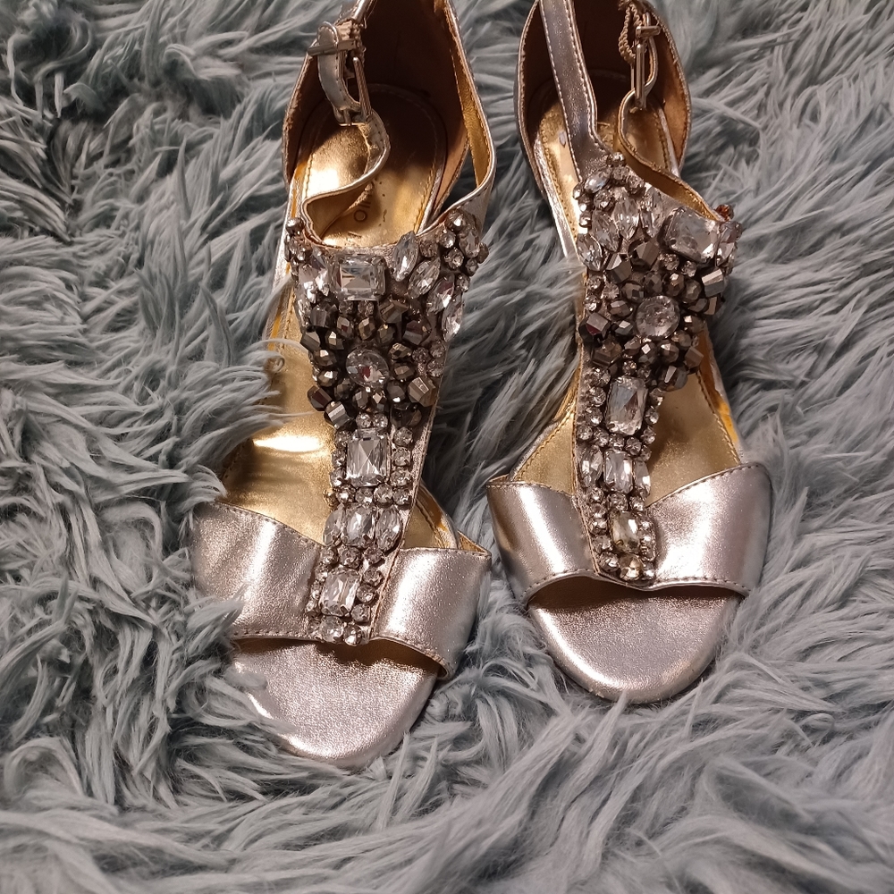 Dress shoes sz 7. Silver with rhinestones.